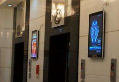 43寸壁挂广告机用于武汉汉庭酒店电梯口